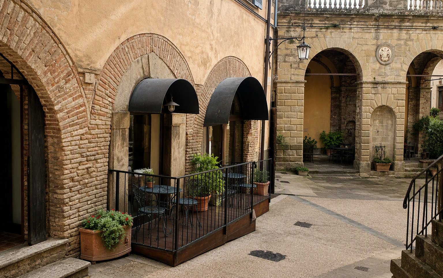 La facciata del bistrot con le tende nere sulla piazza di Anghiari