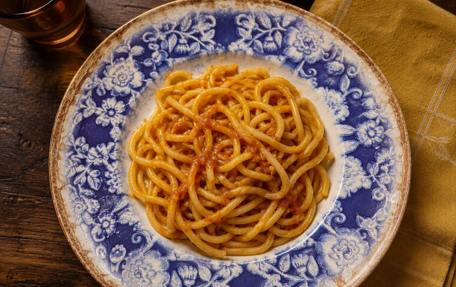 Bringoli all'aglione su ceramica blu