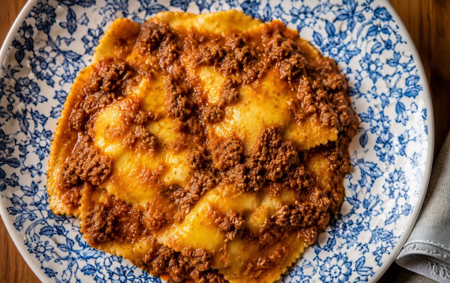 Ravioli al ragù bianco di chianina su ceramica blu